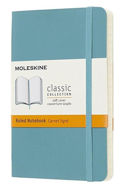 Джобен пастелносин тефтер Moleskine Classic Reef Blue с меки корици и линирани страници