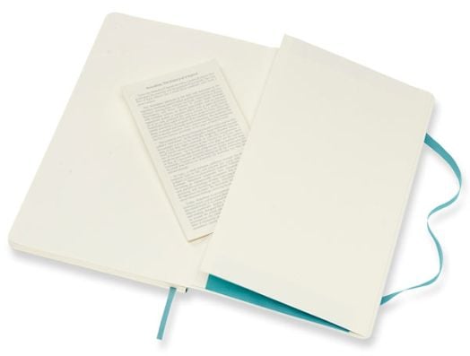 Класически пастелносин тефтер Moleskine с твърди корици и линирани страници