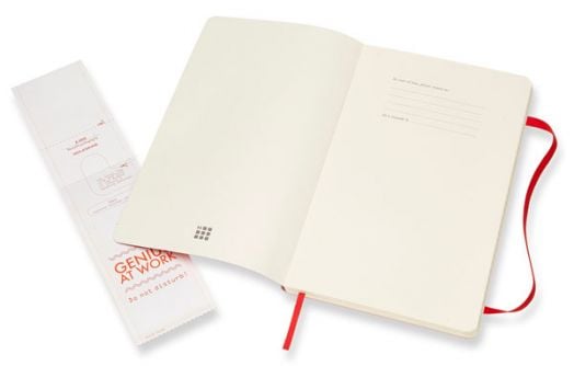 Голям червен тефтер Moleskine Classic Red Scarlet с твърди корици и листа на широки редове