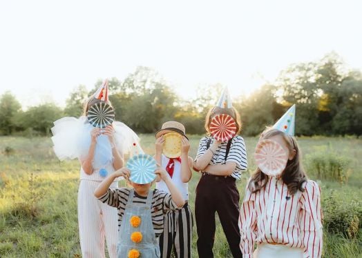 Чинийки PartyDeco - Circus Stripes, 18 см.