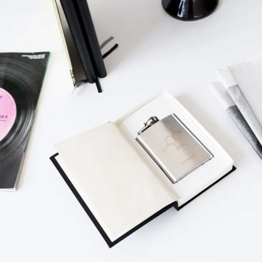 Манерка в книга Kikkerland - Chemistry