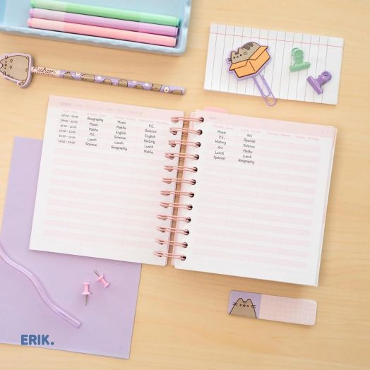 Ученически бележник - органайзер Grupo Erik Pusheen за 11 месеца - август 2025 / юnи 2026 година