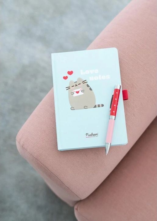 Тефтер Grupo Erik - Pusheen The Cat Purrfect Love Collection с химикалка със светлина