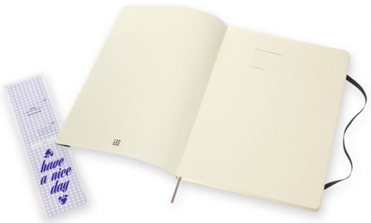 Черен тефтер Moleskine Classic Black в размер A4 с меки корици и листа на точки