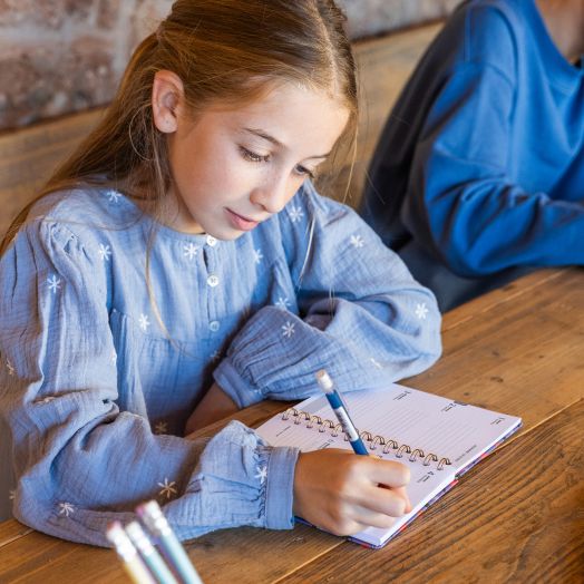 Седмичен тефтер - органайзер Miquelrius Currants от септември 2025 до август 2026 г.