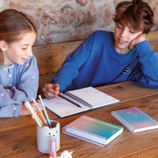 Седмичен тефтер - органайзер Miquelrius Dream от септември 2025 до юни 2026 г.