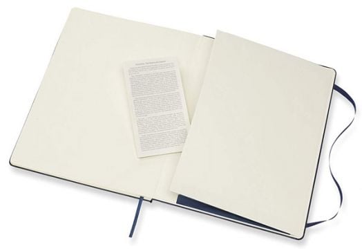 Голям син тефтер Moleskine Classic Blue Sapphire с твърди корици и листа на широки редове