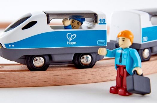 Дървен комплект Hape - Пътнически влак с релси