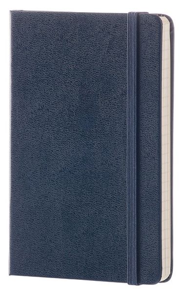 Син джобен тефтер Moleskine Classic Sapphire Blue с твърди корици и листа на малки квадратчета