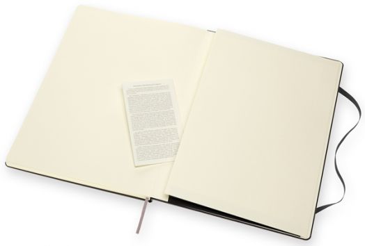 Черен тефтер Moleskine Classic Black в размер A4 с твърди корици и листа на широки редове