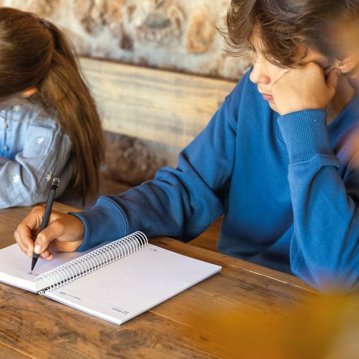 Тефтер - органайзер Miquelrius Love от септември 2025 до юни 2026 г., ден на страница