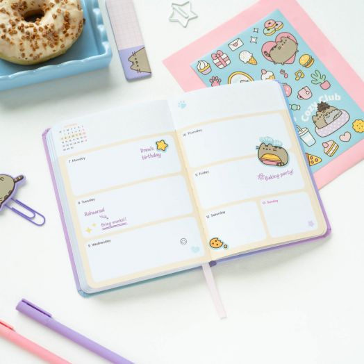 Джобен седмичен планер Grupo Erik Pusheen за 17 месеца - август 2025 / декември 2026 година