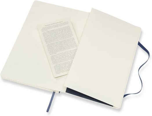 Класически син тефтер Moleskine Classic Sapphire Blue с меки корици и листа на малки квадратчета