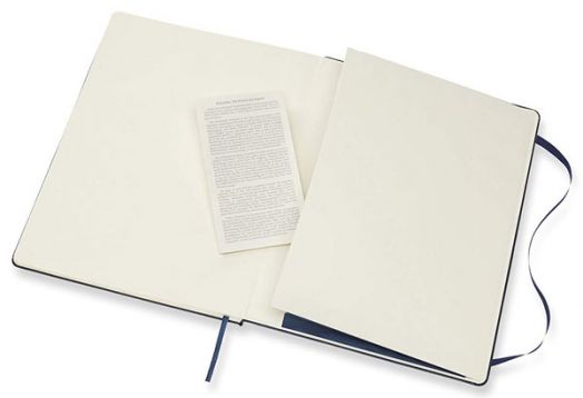 Класически син тефтер Moleskine Classic Blue Sapphire с твърди корици и листа на малки квадратчета