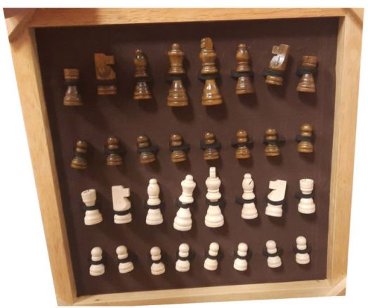 Дървен шах с фигурки