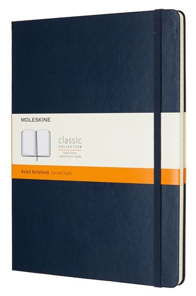 Голям син тефтер Moleskine Classic Blue Sapphire с твърди корици и листа на широки редове