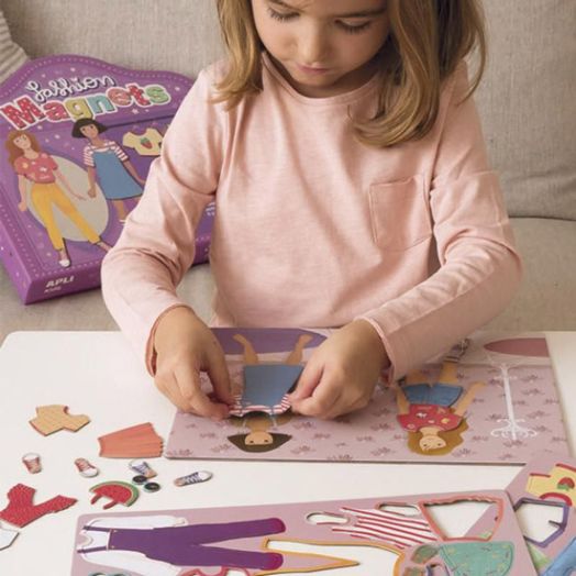 Детска магнитна игра Apli Kids - Облечи Клара и Луси
