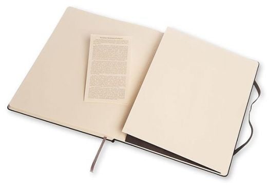 Голям черен тефтер Moleskine Classic Black с твърди корици и линирани страници