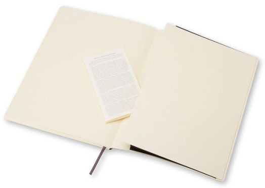 Голям черен тефтер Moleskine Classic Black с меки корици и листа на малки квадратчета