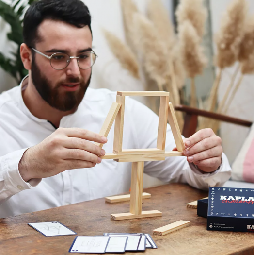 Дървен конструктор Kapla - Предизвикателства, 12 карти + 16 планки