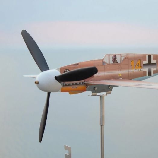 Самолет - градински ветропоказател изтребител Messerschmitt Bf 109, на стойка