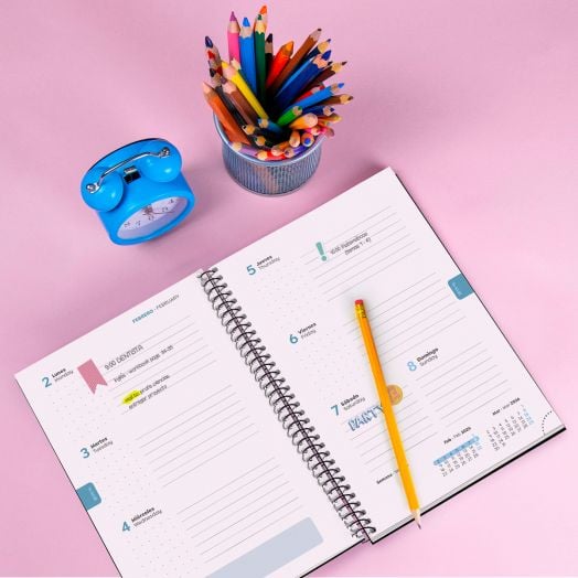 Седмичен тефтер - органайзер Miquelrius Pink Desert от септември 2025 до юни 2026 г.