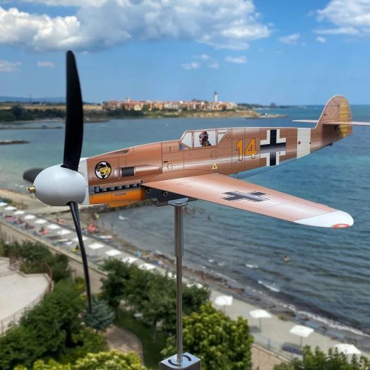Самолет - градински ветропоказател изтребител Messerschmitt Bf 109, на стойка