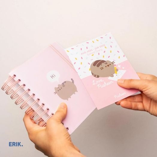 Ученически бележник - органайзер Grupo Erik Pusheen за 11 месеца - август 2025 / юnи 2026 година
