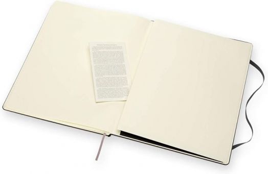 Черен тефтер Moleskine Classic Black A4 с твърди корици и листа на малки квадратчета