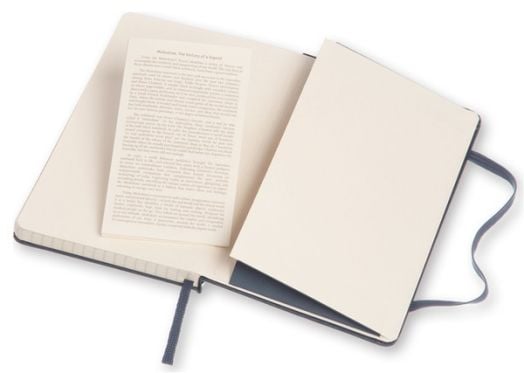 Син джобен тефтер Moleskine Classic Sapphire Blue с твърди корици и листа на малки квадратчета