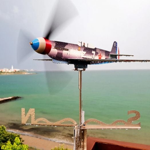 Комплект самолет - градински ветропоказател изтребител Yak9T с кардинални точки