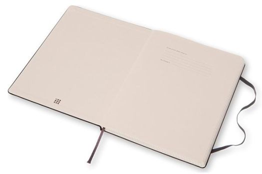 Голям черен тефтер Moleskine Classic Black с твърди корици и страници на малки квадратчета