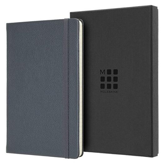 Класически тъмносин кожен тефтер Moleskine Leather Avio с твърди корици и линирани страници