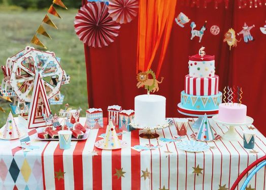 Чинийки PartyDeco - Circus Stripes, 18 см.