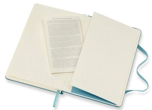 Джобен пастелносин тефтер Moleskine Classic Reef Blue с твърди корици и линирани страници