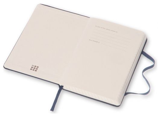 Син джобен тефтер Moleskine Classic Sapphire Blue с твърди корици и листа на малки квадратчета