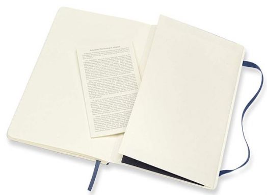 Класически тъмносин тефтер Moleskine Classic Sapphire Blue с меки корици и линирани страници