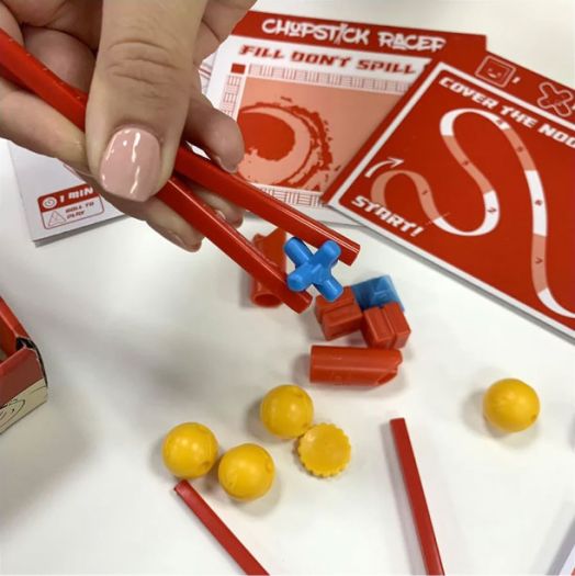 Игра: Състезание с пръчици за хранене