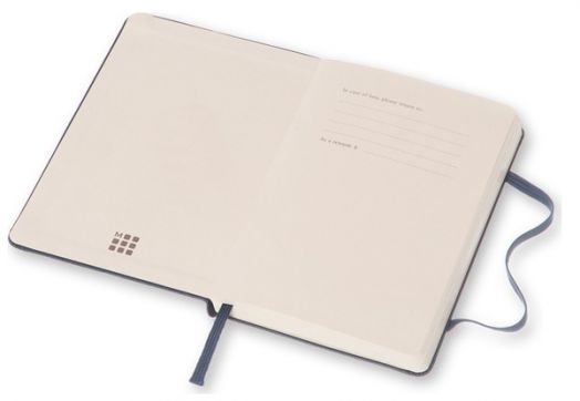 Син джобен тефтер Moleskine Classic Sapphire Blue с твърди корици и бели нелинирани листа