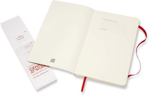 Класически червен тефтер Moleskine Classic Scarlet Red с меки корици и листа на малки квадратчета