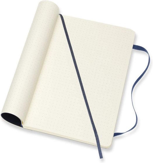 Класически син тефтер Moleskine Classic Sapphire Blue с меки корици и листа на точки