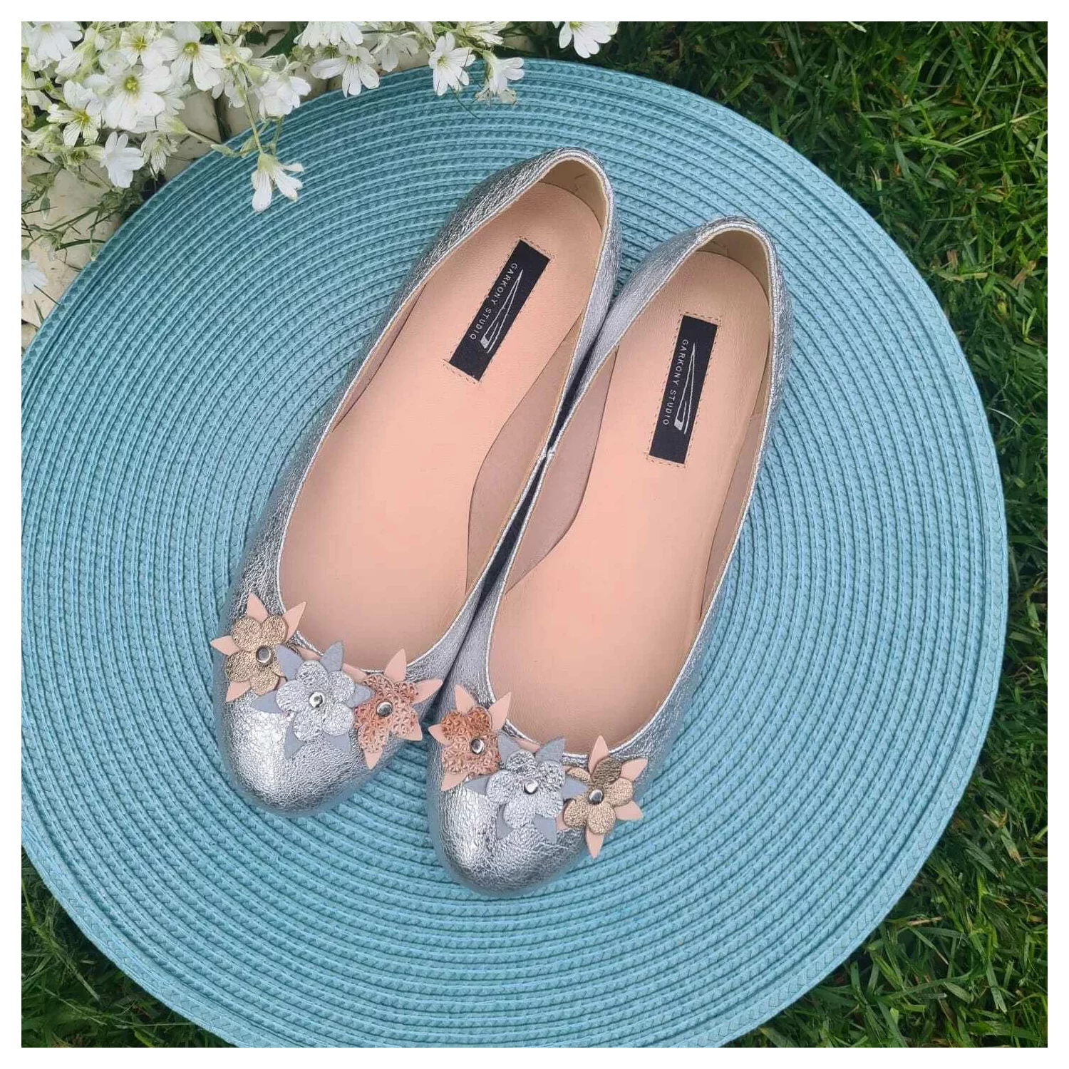 Balerini argintii cu model floral din piele naturala Mango