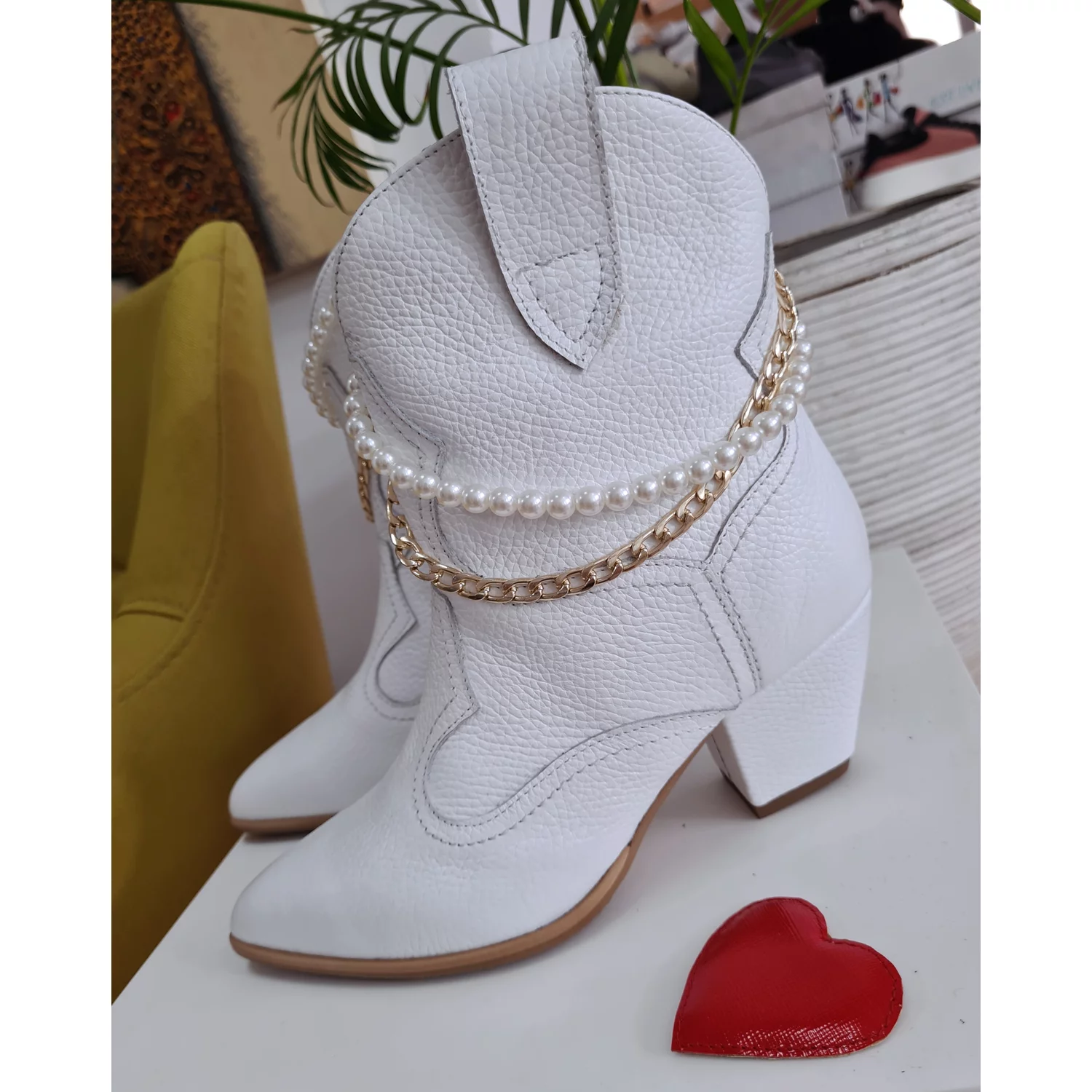 Ciocate dama Piele Naturala Albe bizonat accesorizate cu lant perle Sisa