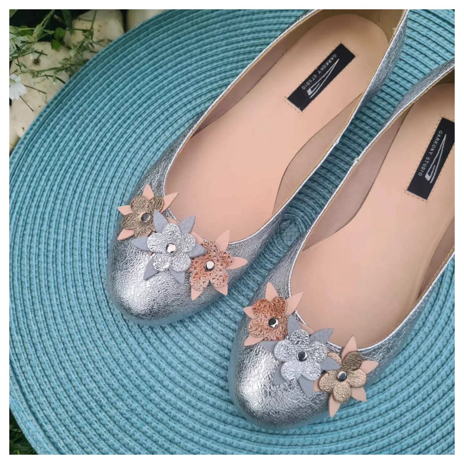 Balerini argintii cu model floral din piele naturala Mango