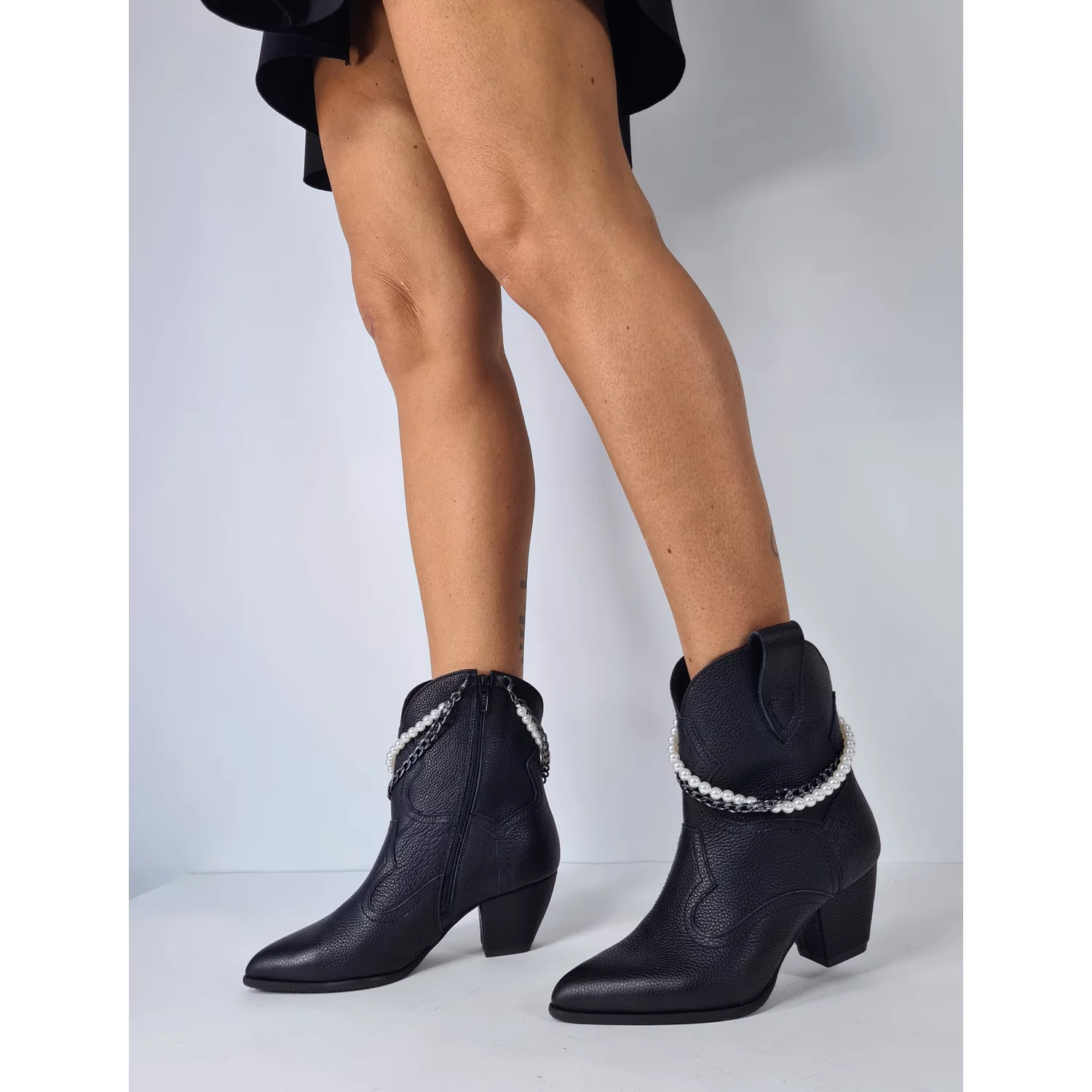 Ciocate dama Piele Naturala Negre bizonat accesorizate cu lant perle Sisa