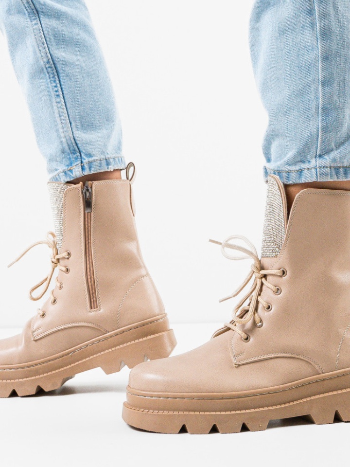 Ghete dama Lupy Nude