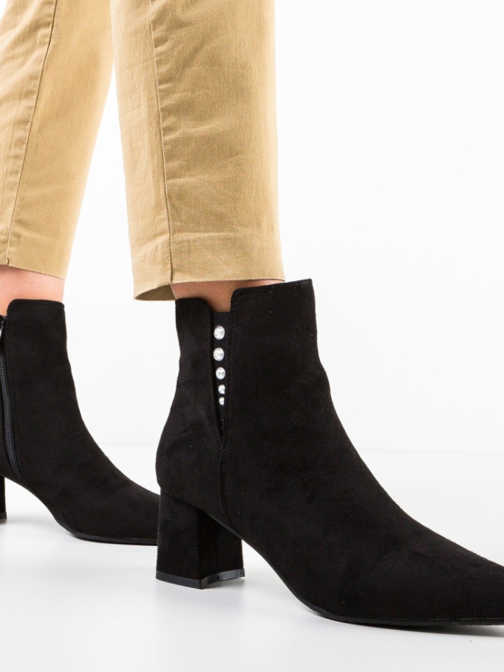 Botine dama Rezaq Bej