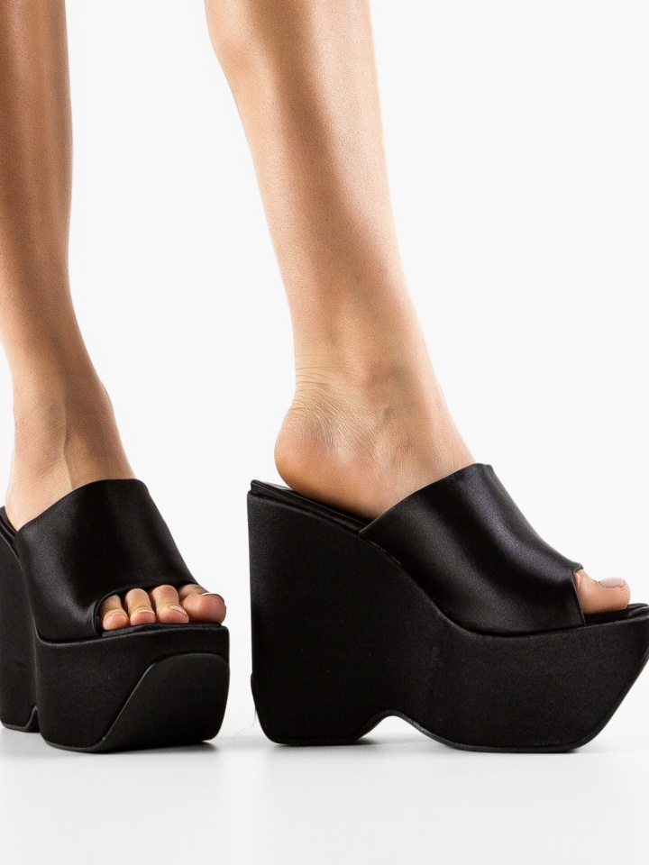 Saboti dama Kayleig Roz