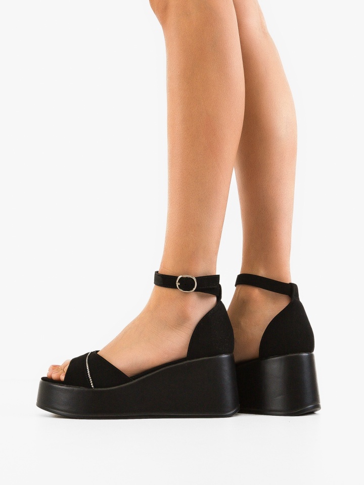 Platforme dama Amaka Negre