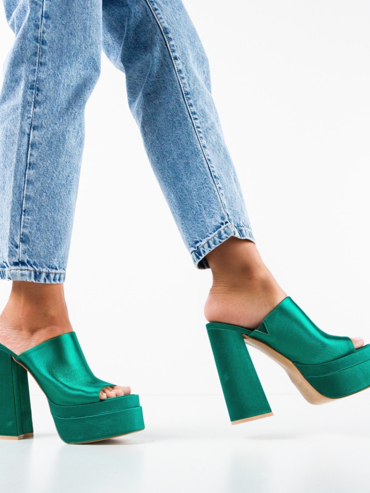 Saboti dama Hirst Roz